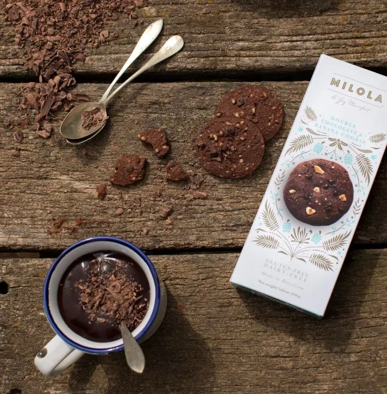 galleta-vegana-chocolate-milola-gluten-free-mesa-taza-chocolate