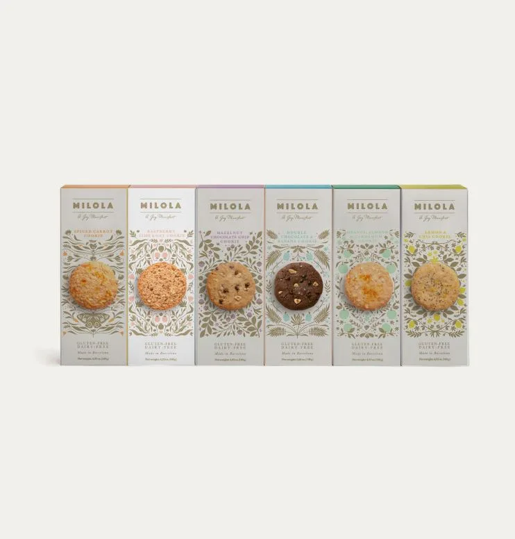 Foto de las cajas de los seis sabores de galletas sin gluten de Milola con la galleta de frambuesa, lima y avena resaltada.