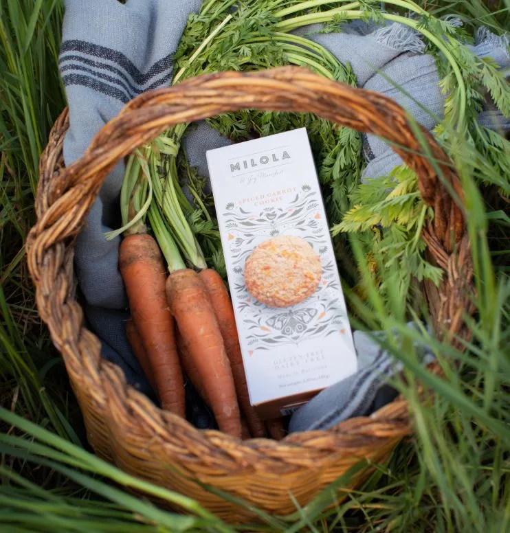 cesta-manojo-zanahorias-con-caja-galleta-zanahoria-especiada-milola-gluten-free