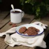plato-de-galletas-veganas-chocolate-milola-gluten-free-mesa-madera-