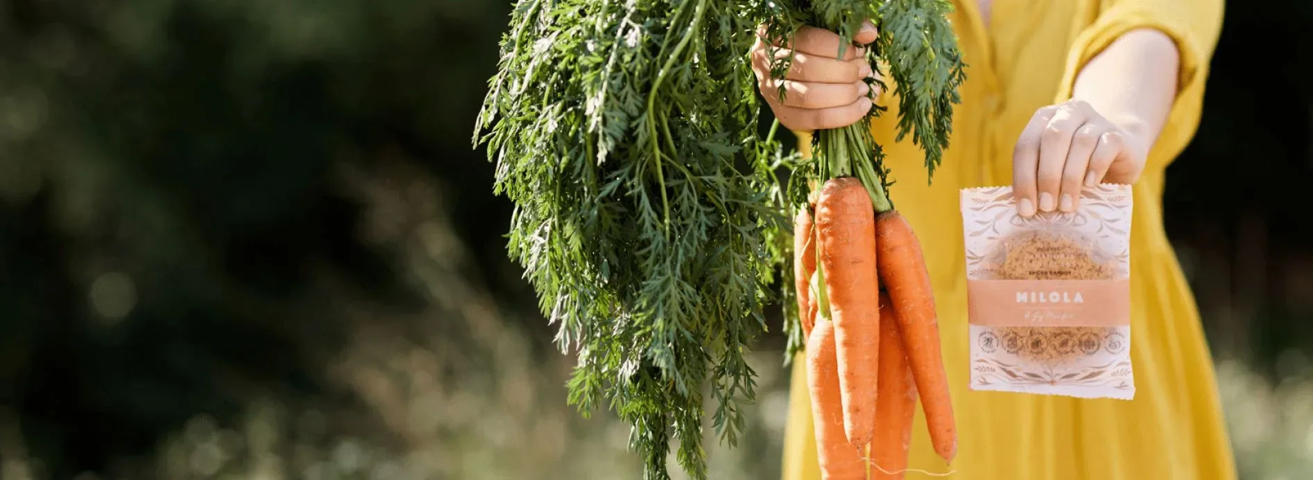 foto-apaisada-de-niña-sosteniendo-manojo-de-zanahorias-y-galleta-de-zanahoria-especiada-milola-gluten-free