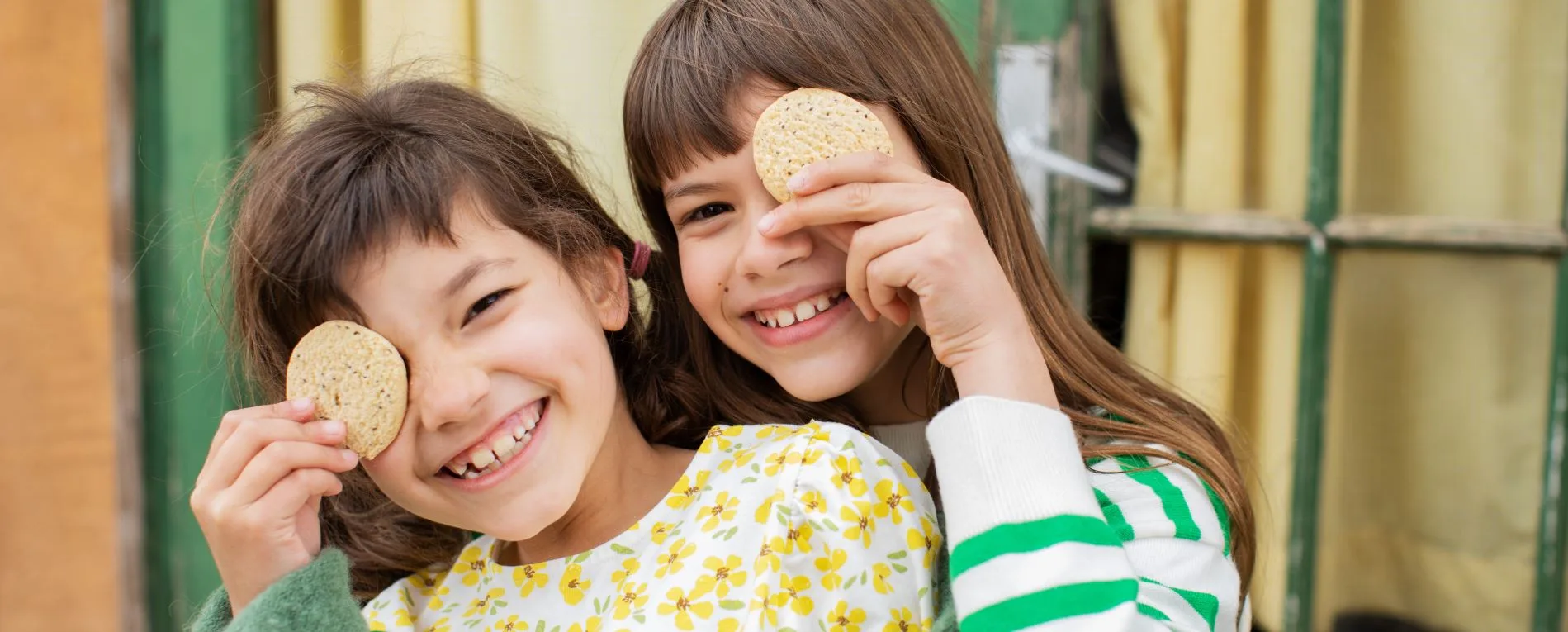 foto-apaisada-de-dos-niñas-sonriendo-con-galletas-de-limon-y-chia-de-milola-gluten-free